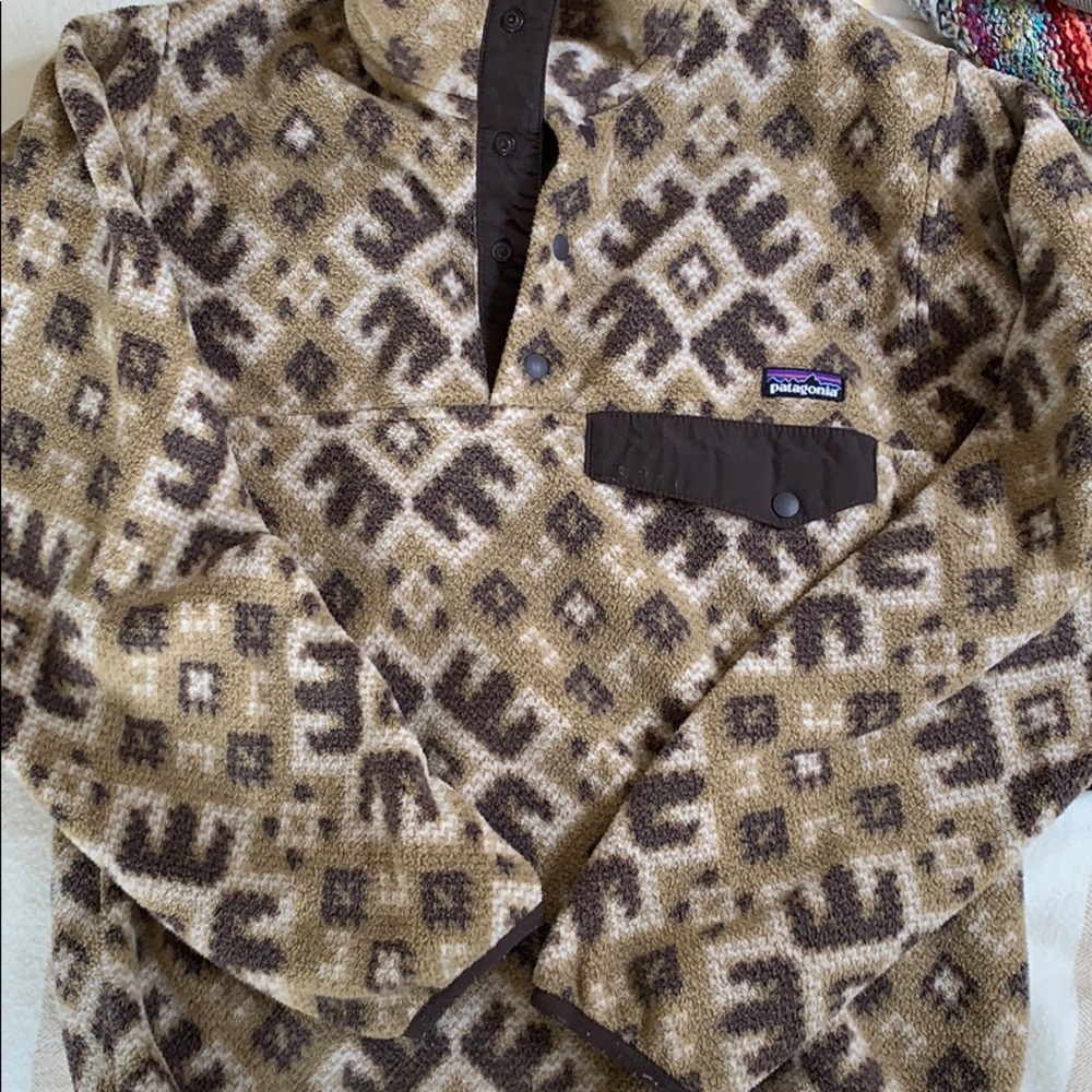 Patagonia synchilla pull over taupe colored print